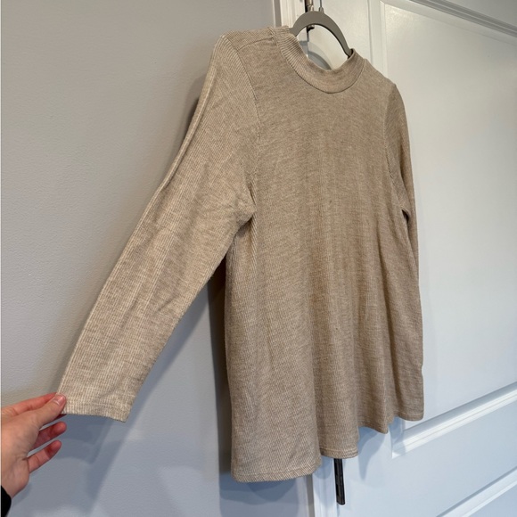 Tan shirt with open back and bow - Picture 3 of 6